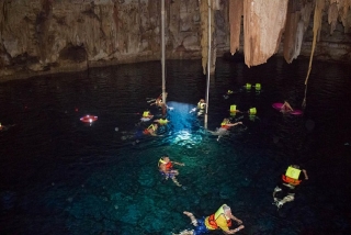snorkeleando en cenotes